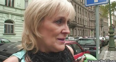 বিবাহিত স্বর্ণকেশী হিন্দি সেক্স ভিডিও এইচডি ভারত গ্রীষ্মকালে প্রতিবেশীর ছেলের সাথে যৌনসঙ্গম করে।