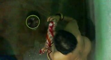 পায়ের পরিষ্কার ওপেন সেক্স ভিডিও এইচডি খিলান দিয়ে, লিঙ্গ ঝাঁকুনি দেয়।