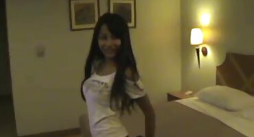 একটি বিশাল পাছা সঙ্গে একটি মহিলার চ্যাম্পিং এইচডি বিএফ সেক্সি যোনি ভিতরে দাঁড়িয়ে মোরগ surfs