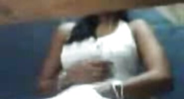 একটি ইংলিশ সেক্স ভিডিও এইচডি ম্যাসেজ টেবিলের উপর শুয়ে