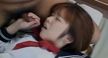 মাংসের রঙের স্টকিংস পরা সেক্সি বিএফ এইচডি বাদামী কেশিক মহিলা লোকটিকে চোদাচুদির একটি দিন দিয়েছে