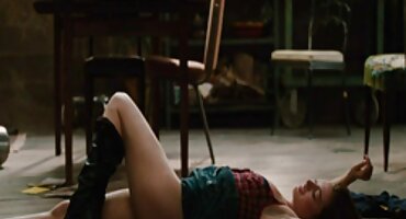 একটি সরু কান্ট এবং ছোট স্তন সঙ্গে একটি রোগা মেয়ে তার ভাই এর বড় শিশ্ন উপর রাখা সেক্সি বিএফ এইচডি হয়