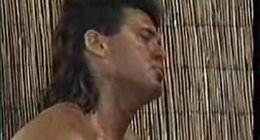 তার সেক্সি বিএফ এইচডি বসকে প্রলুব্ধ করেছে।