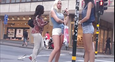 ছোট শর্টস মিলার সাথে একটি সুন্দর আমেরিকান মেয়ের এইচডি সেক্স ভিডিও সাথে চারে সেক্স