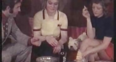 একজন জার্মান মহিলা বাংলা সেক্স ভিডিও এইচডি দিনের মাঝখানে একজন গ্রাহককে সেবা দিচ্ছেন।