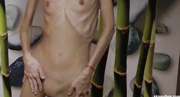 ট্যানড অ্যাড্রিয়ানা চেচিক প্যান্টিহোসে সোফায় শুয়ে পড়ে এবং হিন্দি সেক্স ভিডিও এইচডি একটি বন্য যৌনসঙ্গম উপভোগ করে।