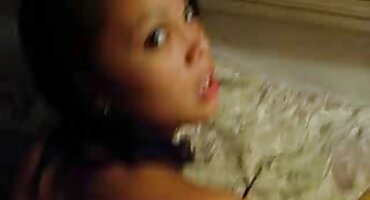 প্রেমিক কালো মাস্কে এইচডি বিএফ সেক্সি মেয়েটির পায়ূর গর্তটি শিশ্নের উপর টেনে আনে।