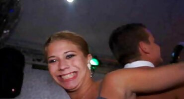 ডার্লিং তার জাপানি সেক্স ভিডিও এইচডি রাগান্বিত বসকে স্যালুট করল।