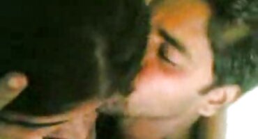 বাদামী কেশিক মহিলা তার পোষাক ছুঁড়ে ফেলে এবং ফটোগ্রাফারের সামনে নগ্ন হয়ে সেক্স ভিডিও ফুল এইচডি হাজির।