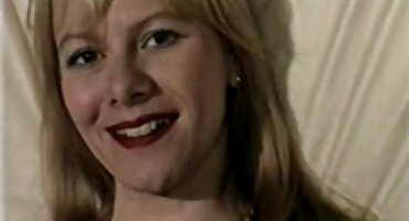 সাংবাদিক তার পা ছড়িয়ে গল্প প্রকাশের জন্য। সেক্স ভিডিও ফুল এইচডি