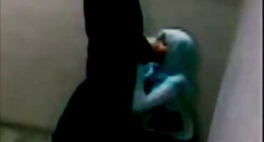 লোকটি একটি স্বচ্ছ বান্ধবী এবং একটি এসকর্ট মেয়ের যোনিতে হাতুড়ি হট সেক্স ভিডিও এইচডি দেয়।