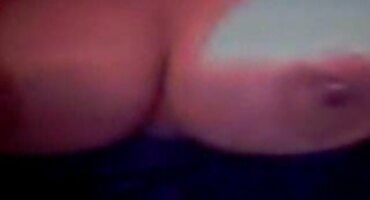 গাঢ় কেশিক সুন্দরী লায়লা তার সেক্স ভিডিও এইচডি পা ছড়িয়ে একজন প্লেবয়ের সামনে।